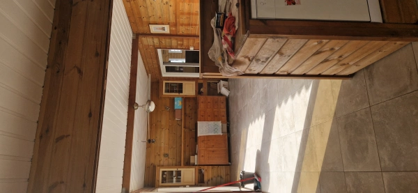 Première étape pour cette belle maison individuelle :
L’application d’une peinture blanche sur l’ensemble des plafonds.

Après leur achat, les nouveaux propriétaires se sont sentis un peu oppressés par la présence massive du bois sur les murs et les pl