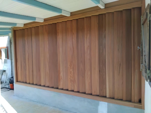 Claustra de 2m x 4m à lames inclinables en jequitiba